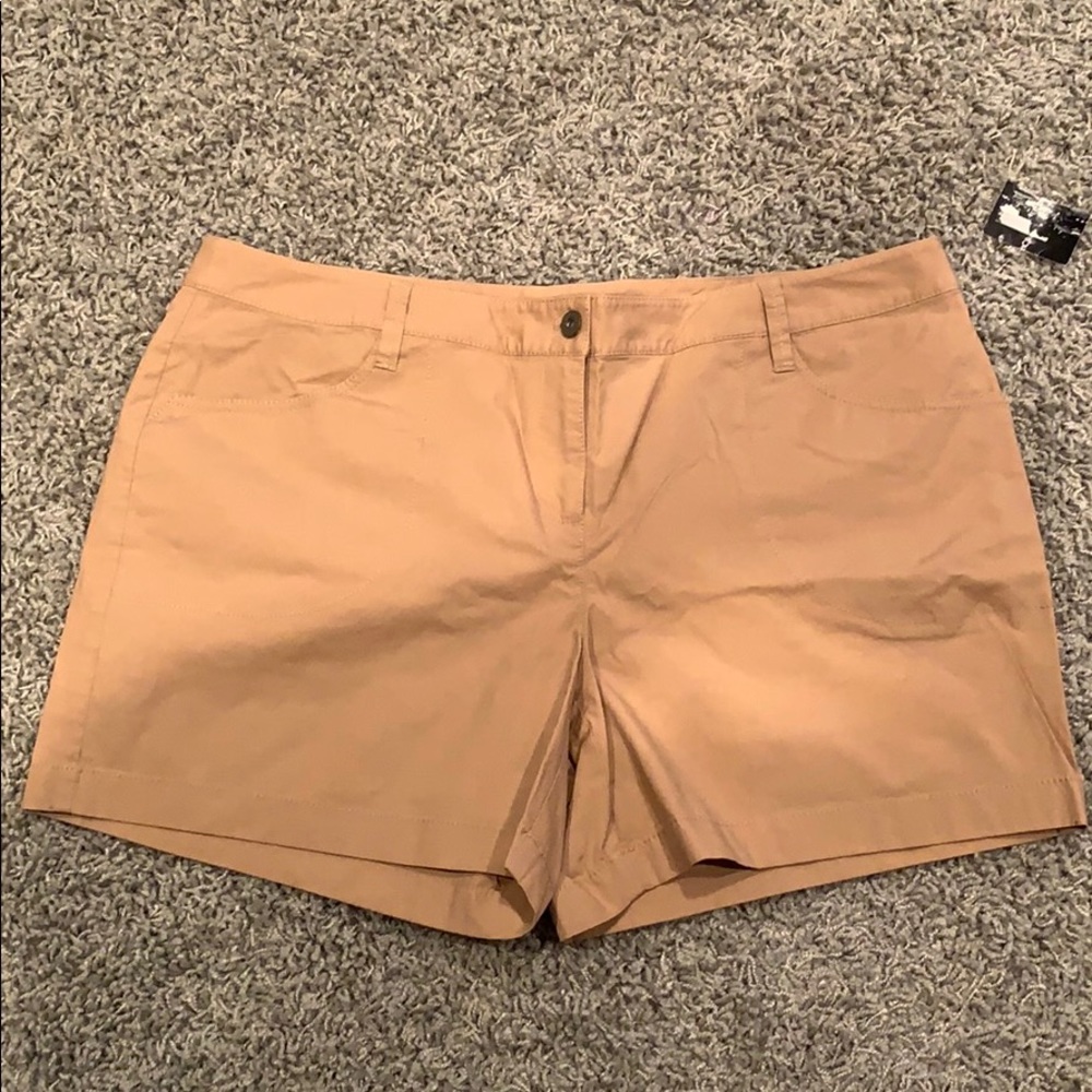 NEW Women’s Shorts 16 Axcess 😃